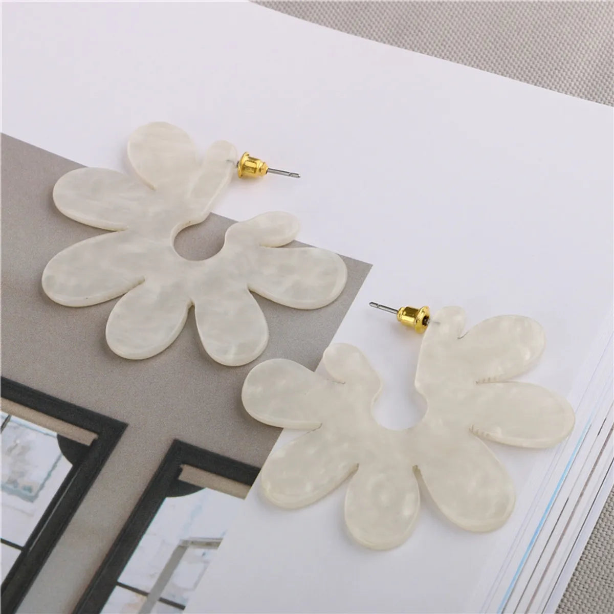 Ladies adjustable ring-Plastic Simple Flowers Earring  (white) Nhqs0267-white